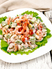 Wall Mural - Salad with shrimp and tomato on lettuce in plate