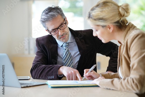 Cuadros en Lienzo Woman meeting notary for advice