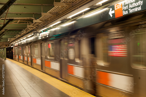 Zdjęcie XXL Platforma metra w Nowym Jorku ze wskazówkami do terminalu autobusowego Port Authority