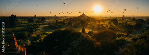 Fotografía Scenic sunrise with many hot air balloons above Bagan in Myanmar