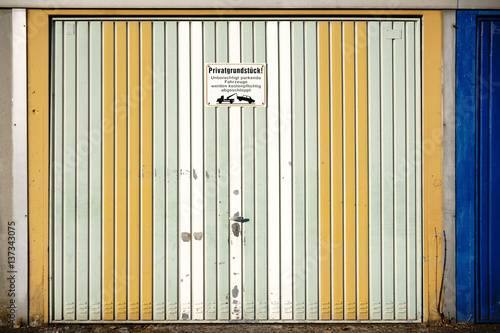 Vintage Garagentor / Ein markantes Garagentor aus Blechleisten und
