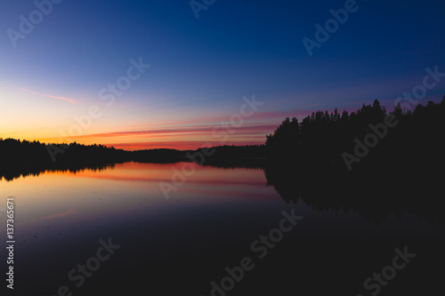 Fotografía Serene view of calm lake and sunset clouds