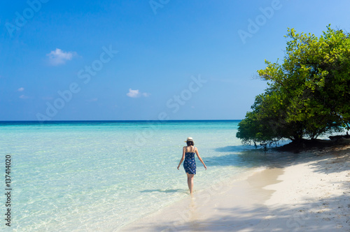 Jeune Femme En Vacances Sur Une Plage De Rêve Buy This