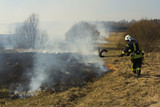 Fototapeta Tęcza - picture of firefighters battle a wildfire