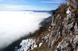 Fels und Waldlandschaft über den Wolken