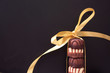 Torre di caramelle al cioccolato legati con un nastro d'oro su sfondo nero
