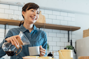 Poster - コーヒーを注ぐカフェスタッフ