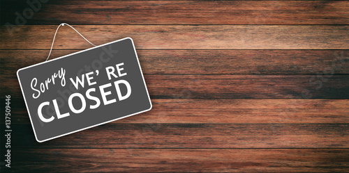 Fotomural Sorry we are closed sign on wooden background, copy space