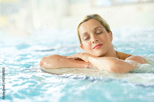Plakat Piękna blond kobieta relaksuje w thalassotherapy termicznej wodzie