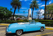 Amerikanischer blauer Cabriolet Oldtimer parkt am Malecon in Havanna Kuba unter blauem Himmel - Serie Kuba Reportage