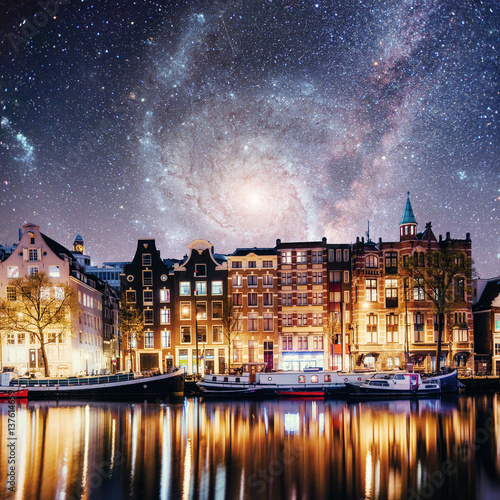 oswietlone-budynki-w-amsterdamie-noca-na-tle-magicznego-nieba