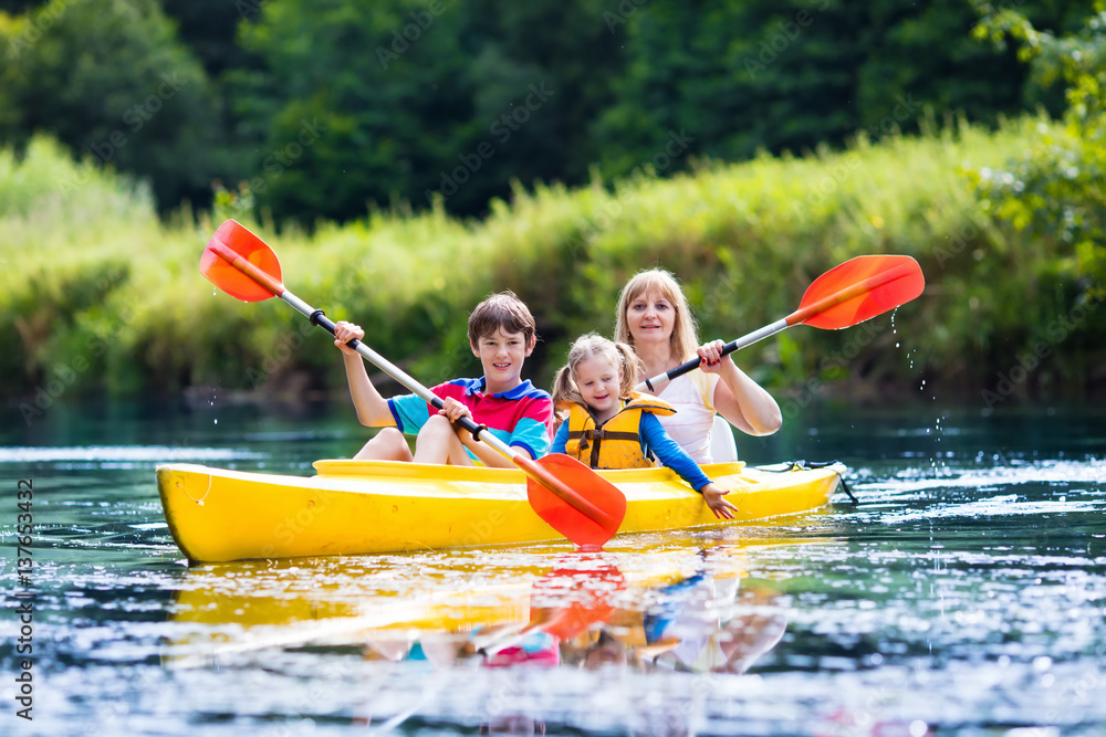 Family enjoying kayak ride on a river - obrazy, fototapety, plakaty 