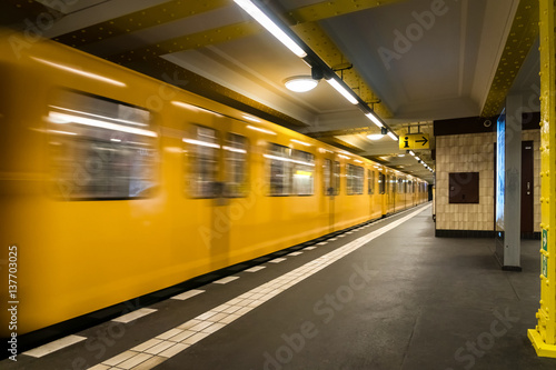 Plakat Berliński metro metra metro - koloru żółtego Taborowy chodzenie - nikt tło