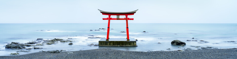 Fototapete - Japanisches Torii im Meer