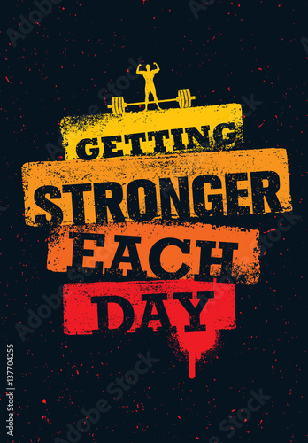 Zdjęcie XXL Coraz silniejszy każdego dnia. Cytat motywacyjny do ćwiczeń i siłowni. Creative Sport Vector Typografia Plakat Grunge