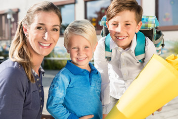 Wall Mural - Erinnerungsfoto von Kindern und Mutter am 1. Schultag mit Schultüten