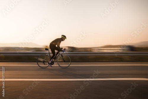 Plakat Jeździec rowerowy jeździ szybko.