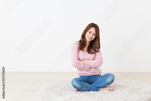 部屋でリラックスする女性 あぐら Stock Photo Adobe Stock