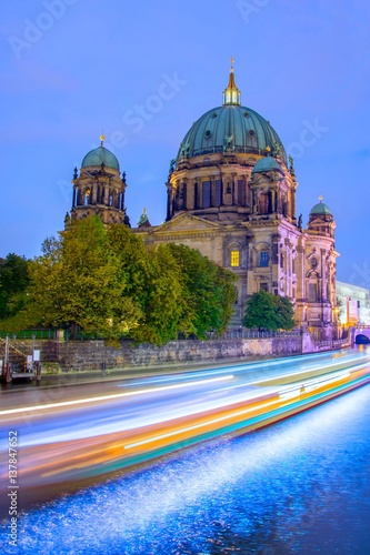 smugi-swiatel-pedzacych-samochodow-na-tle-katedry-w-berlinie