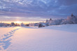 canvas print picture - Winterlandschaft im goldenen Sonnenlicht mit einer kleinen Holzhütte im Hintergrund