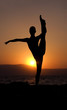 © CreativePhotography - Ragazza fa yoga all'alba
