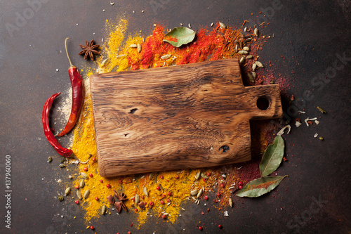Cuadros en Lienzo Various spices spoons and cutting board