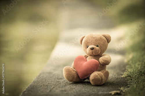 Fotomural bear doll and red heart with dramatic tone