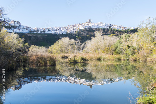 Fotografía Panoramic of Arcos de la Frontera reflected in the river, white town built on a
