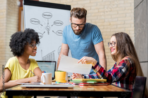 Fotografía Multi ethnic coworkers dressed casually in colorful clothes working during the m