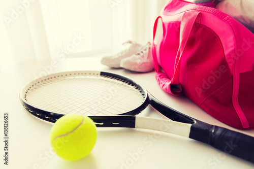 Fotografija close up of tennis stuff and female sports bag