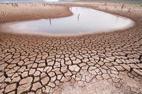 Plakat Zmiana klimatu suszy ziemię i wodę w jeziorze