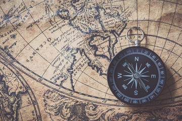  Kompas na starej mapie