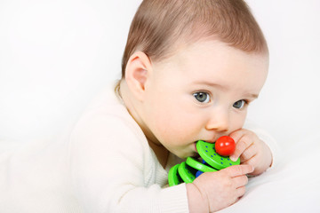 Wall Mural - Ein Baby spielt mit einem Holzspielzeug 