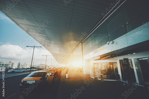Zdjęcie XXL Wejście nowoczesne współczesnego terminalu lotniska w Barcelonie z wielu samochodów wokół, wiele taksówek, przeprowadzka niewyraźne ludzi z ich bagażu w słoneczny letni dzień