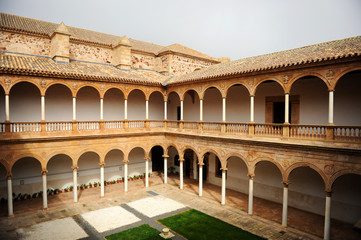 El Claustro del Convento de la Asunción de Calatrava en Almagro, Castilla la Mancha, España
