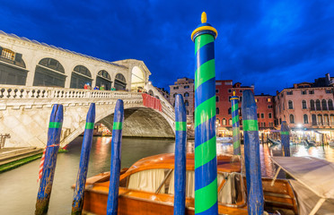 Canvas Print - Rialto Bridge at night, Venice - Italy