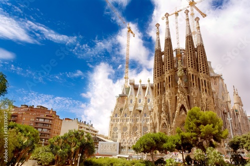 sagrada-familia-secesyjny-kosciol-w-barcelonie-w-katalonii-o-statusie-bazyliki-mniejszej-zdjecie-wykonane-w-letni-dzien