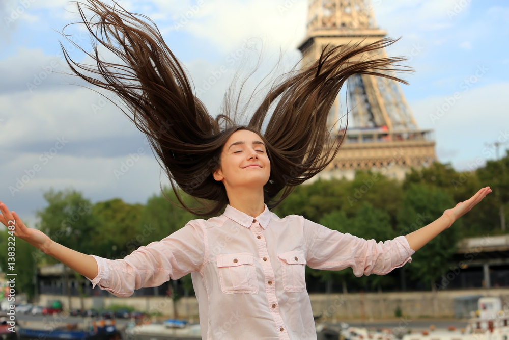 Beautiful girl have fun in the Paris - obrazy, fototapety, plakaty 