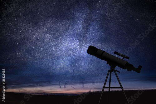 Fotografía Silhouette of telescope and starry night sky in background