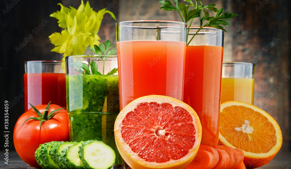 szklanki-ze-swiezych-organicznych-sokow-warzywnych-i-owocowych