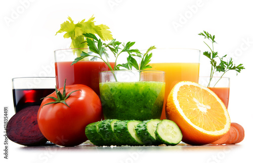 Zdjęcie XXL Szkła z świeżymi organicznie warzywnymi i owocowymi sokami na bielu