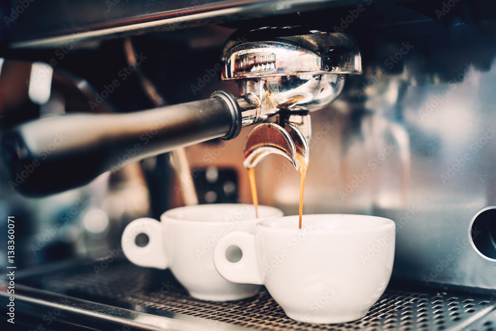 Obraz na płótnie Proffessional brewing - coffee bar details. Espresso coffee pouring from espresso machine. Barista details in cafe w salonie