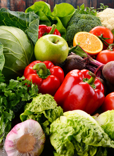 Naklejka na szybę Assorted raw organic vegetables