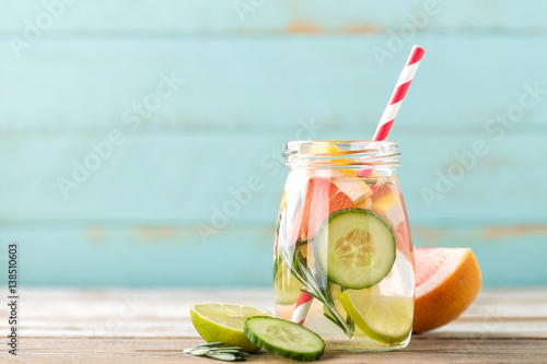 Zdjęcie XXL podawać wodę detoks z limonką, grejpfrutem, ogórkiem i rozmarynem dla zdrowego odżywiania i spalania tłuszczu z miejscem na tekst