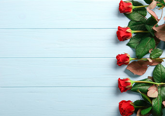 Poster - Bouquet of beautiful red roses on wooden background