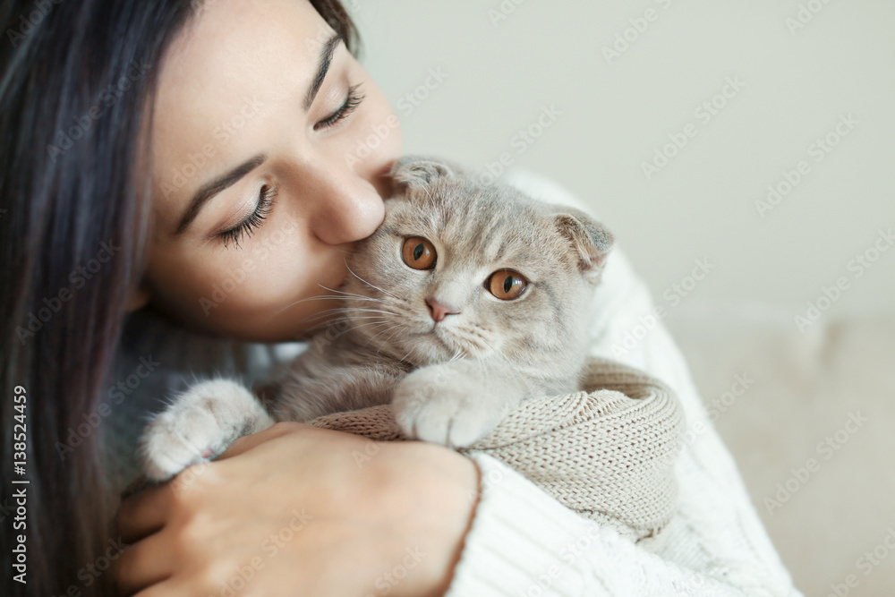 Beautiful young woman with cute cat resting at home - obrazy, fototapety, plakaty 
