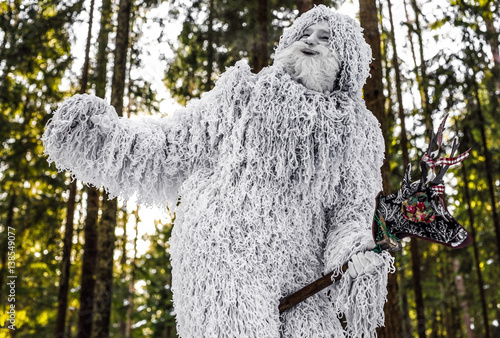 Zdjęcie XXL Yeti bajkowa postać w zimowym lesie. Zdjęcie na zewnątrz fantasy.