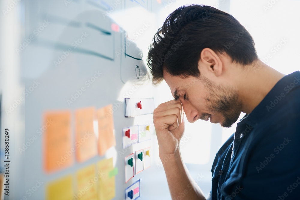 Abstrakte Illustration, in der ein verknotetes Seil sich löst.