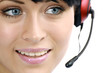 canvas print picture - Junge Frau mit Headset in einem Callcenter