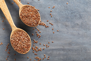 Poster - Brown flax seeds on grey wooden table